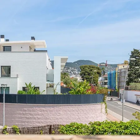 Appartement Paola: Preciosa Casa Pareada Con Piscina Sitges