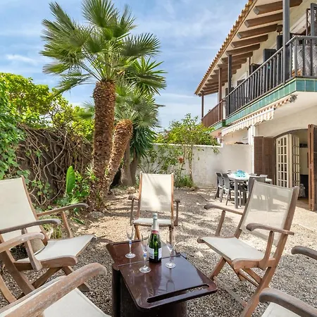 Paola: Preciosa Casa Pareada Con Piscina Сиджес